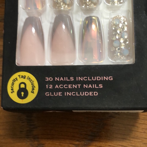 New Kiss Masterpiece one of a kind Luxe mani. 30 nails including 12 accent nails - Picture 2 of 4